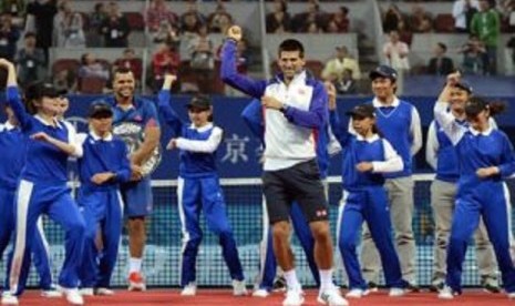 Novak Djokovic menari gangnam style di tengah lapangan bersama ball-boy dan ball-girl usai menjuarai Cina Terbuka 2012.