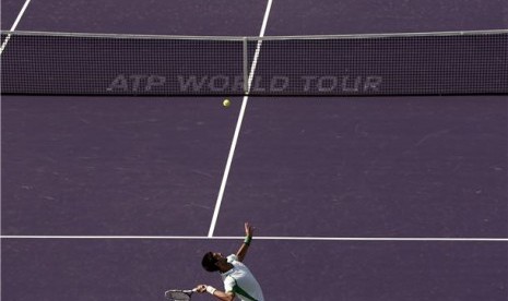 Novak Djokovic, petenis asal Serbia, melepaskan servis saat menghadapi petenis India, Somdev Devvarman, di turnamen tenis Sony Terbuka di Key Biscayne, Florida, Ahad (24/3).  