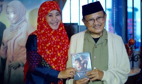 Novelis Asma Nadia (kiri) dan Presiden ketiga RI BJ Habibie