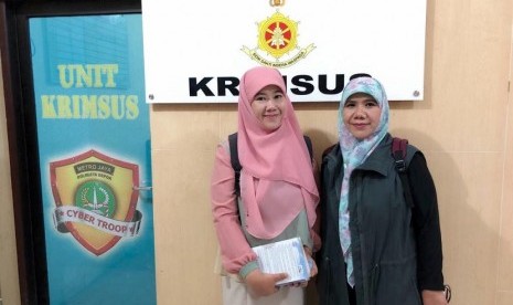 Novelis Asma Nadia (kiri) ditemani kakaknya Helvy Tiana Rosa (kanan) melaporkan seorang warganet, JanieNya Hearteu ke polisi karena menudingnya sebagai penyembah hoax dan HTI.