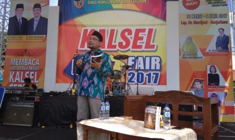 Novelis Habiburrahman El-Shirazy atau akrab dipanggil Kang Abik tampil di ajang Kalsel Book Fair 2017, Banjarbaru, Ahad (9/4).