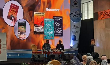  Novelis Habiburrahman El-Shirazy atau Kang Abik meluncurkan novel terbarunya yang berjudul Kembara Rindu di panggung utama pameran buku Islamic Book Fair (IBF) 2022, Jakarta Convention Center (JCC), Sabtu (6/8/2022). Buku terbitan Republika ini merupakan kelanjutan dari novel Kang Abik yang berjudul Suluh Rindu.