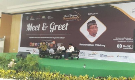 Novelis Habiburrahman El Shirazy atau Kang Abik tampil bersama dengan Gubernur NTB TGH Muhammad Zainul Majdi