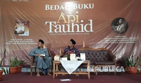 Novelis Habiburrahman El Shirazy menandatangani novel-novel karyanya di acara bedah novel Api Tauhid di Auditorium Sekolah Islam Terpadu Insantama, Bogor pada Ahad (8/10).