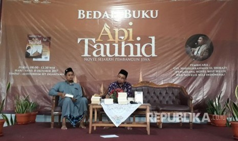 Novelis Habiburrahman El Shirazy menandatangani novel-novel karyanya di acara bedah novel Api Tauhid di Auditorium Sekolah Islam Terpadu Insantama, Bogor pada Ahad (8/10).