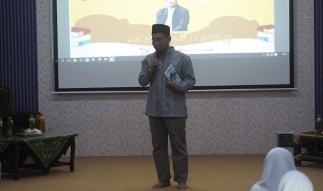 Novelis terkemuka Indonesia, Habiburrahman El Shirazy, atau biasa dipanggil Kang Abik tampil di Permata Insani Islamic Book Fair.