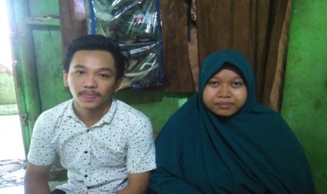 Novi (21) dan suami, Bayu (19) saat ditemui di rumahnya, RT 007/RW 01 Kamal Muara, Penjaringan, Jakarta Utara, Ahad (25/8)