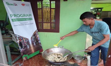 Novian, anak muda yang masih berusia 24 tahun ini mahir membuat tahu krispi.