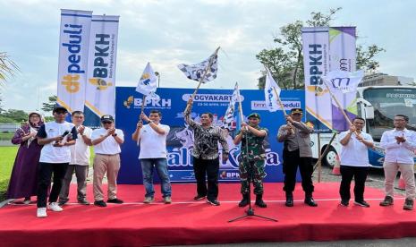 ntuk memfasilitasi kepulangan pemudik, Badan Pengelola Keuangan Haji (BPKH) menggelar program kemaslahatan bertajuk Balik Kerja Bareng BPKH, hasil kolaborasi dengan Baitul Maal Muamalat (BMM) dan Daarut Tauhid Peduli (DT Peduli).