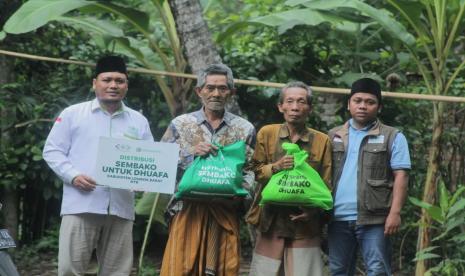 NU Care-LAZISNU dan Tokopedia membagikan 2.000 paket sembako di Pulau Lombok. 