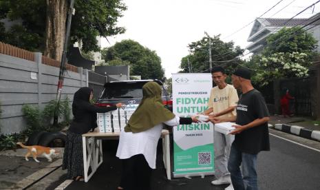 NU Care-LAZISNU menyalurkan paket makanan siap santap sebagai realisasi salah satu dari program Ramadhan Menggembirakan.