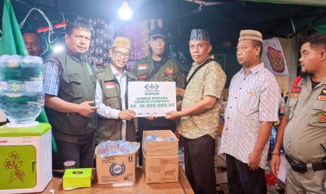 NU Care-LAZISNU PBNU menyalurkan bantuan untuk warga terdampak kebakaran, pada Senin (6/03/2023) petang.