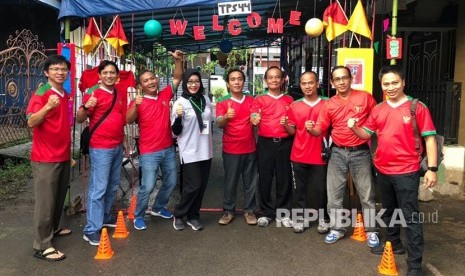 Nuansa Piala Dunia 2018 tampak dalam  Pemilihan Gubernur (Pilgub) Jawa Barat (Jabar) di Tempat Pemungutan Suara (TPS) 44 di RT 05/RW 07, Kompleks Perumahan Permata Depok, Kelurahan Pondok Jaya, Kecamatan Cipayung, Depok, Rabu (27/6). 