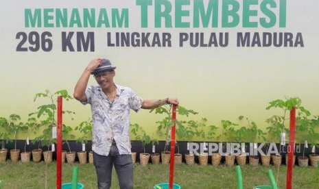 Nugie di acara Djarum Trees for Life - Menanam Tembesi 296 KM Lingkar Pulau Madura di Alun-Alun Bangkalan, Jawa Timur, Rabu (22/11). Dwina Agustin