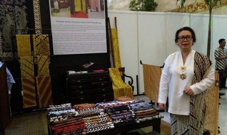 Nunuk Setiawati Susanto, pemilik gerai Parang Barong Setiawati, salah satu peserta pameran Batik Warisan 2016 