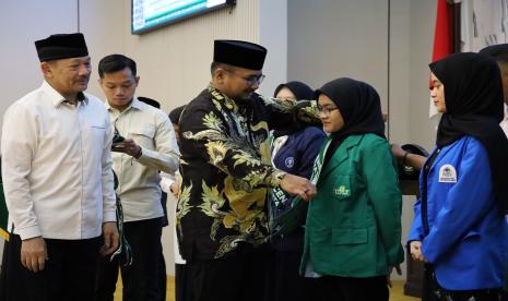 Menteri Agama Yaqut Cholil Qoumas menyempatkan penghargaan mahasiswa terbaik Beasiswa Cendekia BAZNAS kepada Nur Asyifa Fauziyah, Alumni Fakultas Agama Islam Universitas Muhammadiyah Jakarta (FAI UMJ)