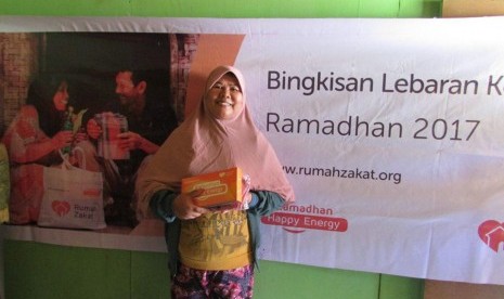 Nurani Purba, senang mendapat bingkisan dari Rumah Zakat