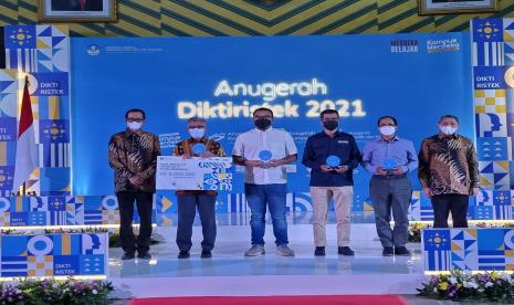 Nurcholis MA Basyari (kedua dari kiri) seusai menerima plakat dan hadiah Anugerah Dikstiristk 2021 dari Plt Dirjen Diktiristek Kemendikbudristek Prof Nizam (paling kiri). Nurcholis mendapat penghargaan sebagai Insan Jurnalistik Terinspiratif Bidang Pendidikan.