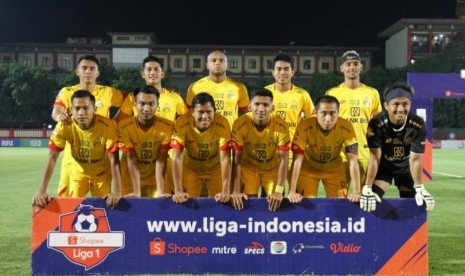 Nurhidayat Haji Haris (kedua kanan atas) bersama tim Bhayangkara FC.