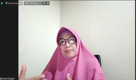 Nurul Hidayati memaparkan materi webinar 