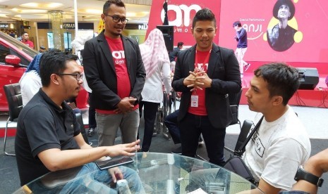  Nurul Husni Farid, Operation Director Akumobil.id 2. Alief, Chief Financial Officer Akumobil.id (keduanya berdiri) tengah memberikan penjelasan kepada konsumennya.