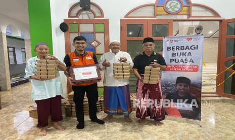 Nusantara Palestina Center bersama Rumah Zakat kembali membagikan 200 paket makanan siap saji untuk berbuka kepada warga terdampak banjir di Duren Jaya, Bekasi, Sabtu (8/3/2025).