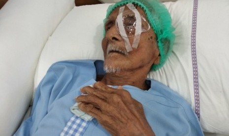 Nyak Sandang (91) usai melakukan operasi katarak di Rumah Sakit Pusat Angkatan Darat (RSPAD) Gatot Subroto, Jakarta Pusat, Rabu (28/3).