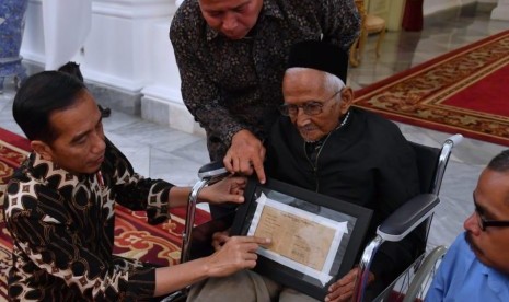 Nyak Sandang bertemu dengan Presiden Jokowi di Istana Negara (Foto: Istimewa)