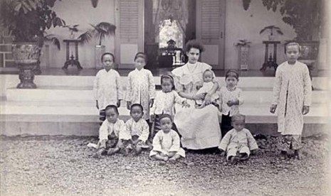 Nyonya Belanda bersama anak-anaknya.