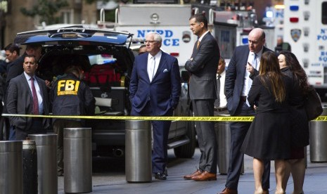 NYPD Deputy Commissioner of Intelligence & Counterterrorism John Miller (tengah) tiba di Time Warner Center, New York, Rabu (24/10). Polisi mengatakan ada paket mencurigakan yang diduga berisi bom pipa di kantor CNN.