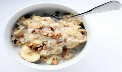 Oatmeal dapat menjadi menu sarapan yang mendekati sempurna.