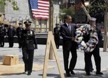 Obama meletakkan karangan bunga di Ground Zero