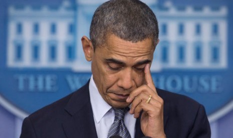 Obama meneteskan air mata saat memberi pernyataan publik terkait insiden penembakan massal di Sekolah Dasar Sandy Hook, Connecticut, Jumat (14/12/2012)