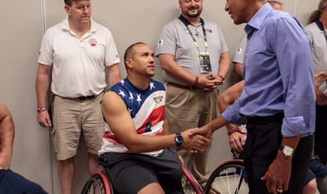 Obama menyalami mantan prajurit yang ikut serta dalam Invictus Games