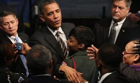 Obama menyapa siswa dan pengunjung usai berbicara di Hyde Park Academy High School, Chicago, Illinois pada Jumat (15/2/2013)