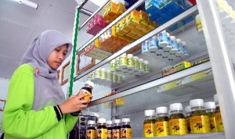 Obat herbal dijual di toko obat (ilustrasi).