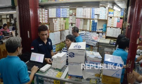 Obat-obatan yang di data BPOM DKI Jakarta di Pasar Pramuka, Jakarta Timur, Selasa (13/9)