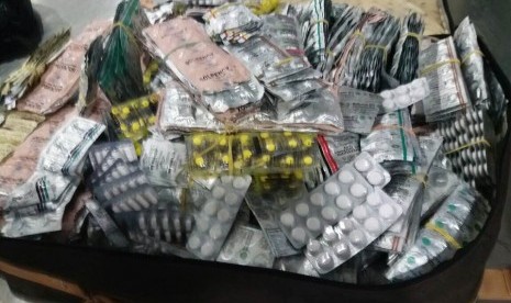 Obat-obatan yang membuat repot petugas haji di Bandara Madinah.