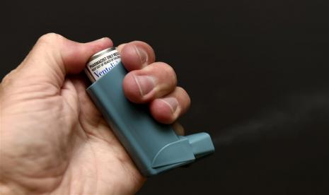 Obat semprot untuk penderita asma. Gunakan inhaler short-acting albuterol saat gejala pertama serangan asma muncul agar tidak terjadi perburukan. 