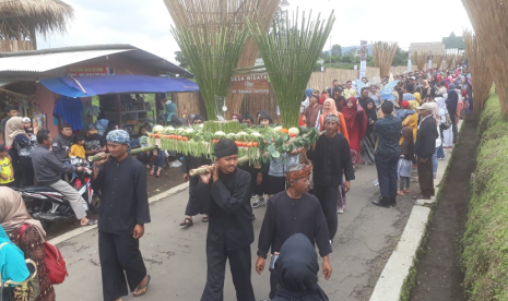 Objek wisata alam, the Lodge Maribaya yang berada di Desa Cibodas, Kecamatan Lembang, Kabupaten Bandung Barat meluncurkan desa wisata yang menjual berbagai kerajinan tangan, sayuran dan bunga di Kampung Babakan. 