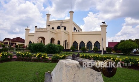 Objek wisata Istana Aseraiyah Hasyimiah atau yang kerap disebut Istana Siak, di Kabupaten Siak, Riau, Kamis (22/3). 