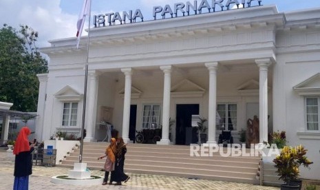 Objek wisata Istana Parnaraya di Desa Kebon Agung, Kecamatan Sidoharjo, Kabupaten Wonogori. Bangunan yang didesain mirip istana negara tersebut didedikasikan untuk para lansia.