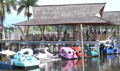 Objek wisata Situ Bagendit di Kecamatan Banyuresmi, Kabupaten Garut. 