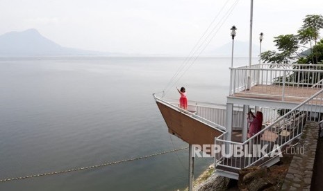 Objek wisata Waduk Jatiluhur, masih menjadi destinasi favorit selama libur lebaran dan sekolah. 