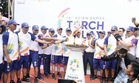 Obor Asian Games 2018 Tiba di pendopo Kota Garut, Minggu (12/8). Setelah di kirab obor si semayamkan di pendopo semalam. Esok dibawa ke kota Cianjur, Jawa Barat