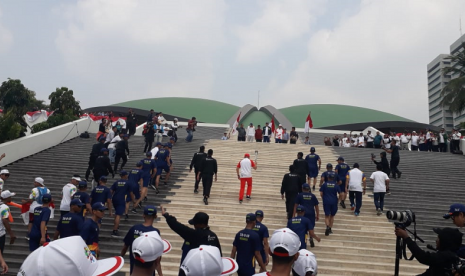 Obor Asian Games sempat singgah di Gedung DPR sebelum dibawa menuju Stadion Utama Gelora Bung Karno, Senayan, Jakarta, Sabtu (18/8). Api obor dibawa oleh mantan atlet tinju Indonesia Criss Jhon dan diserahkan ke Ketua DPR Bambang Soesatyo di tangga halaman Gedung Nusantara atau Gedung Kura-kura, Komplek Parlemen, Senayan, Jakarta.  