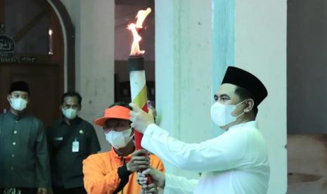 Obor PeSOnas yang dibawa salah satu atlet Special Olympic Indonesia (SOIna) Kabupaten Rembang, Teguh Prasetyo disambut Wakil Gubernur Jawa Tengah, Taj Yasin Maimoen di Pondok Pesantren Al Anwar 4, Sarang, Rembang.