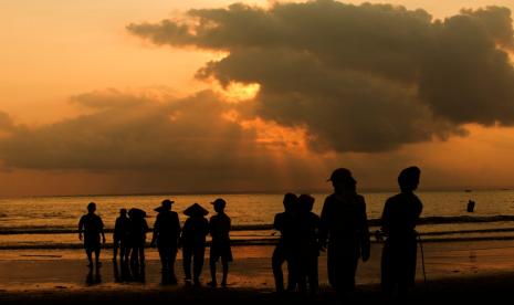 Obyek wisata pantai Pangandaran ramai dikunjungi wisatawan saat liburan. 