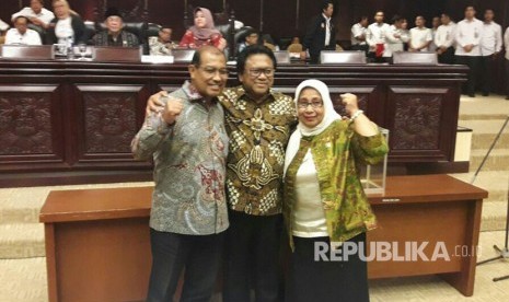 Oesman Sapta Odang (tengah) terpilih menjadi ketua DPD RI secara aklamasi menggantinkan M Saleh bersama Nono Sampono (kiri) dan Darmayanti Lubis (kanan), di Kompleks Parlemen, Selasa (4/4) dini hari WIB.