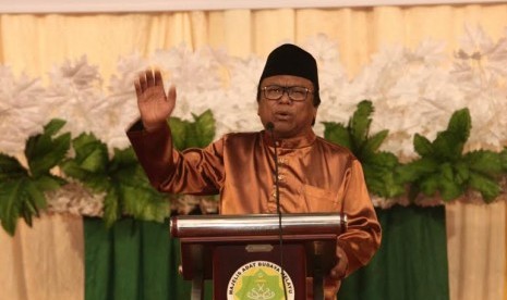 Oesman Sapta saat menjadi pembicara kunci pada acara silaturahim tokoh masyarakat Kalimantan Barat dalam rangka pembukaan Rapat Kerja Majelis Adat Budaya Melayu Kalimantan Barat (MABMKB).